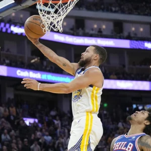Curry magic as Warriors down Sixers, Embiid injury scare